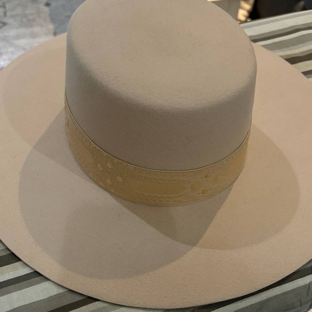 Lack of colour cream flat brim